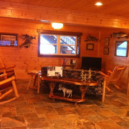 Moose Track Adventures Resort Winton エクステリア 写真